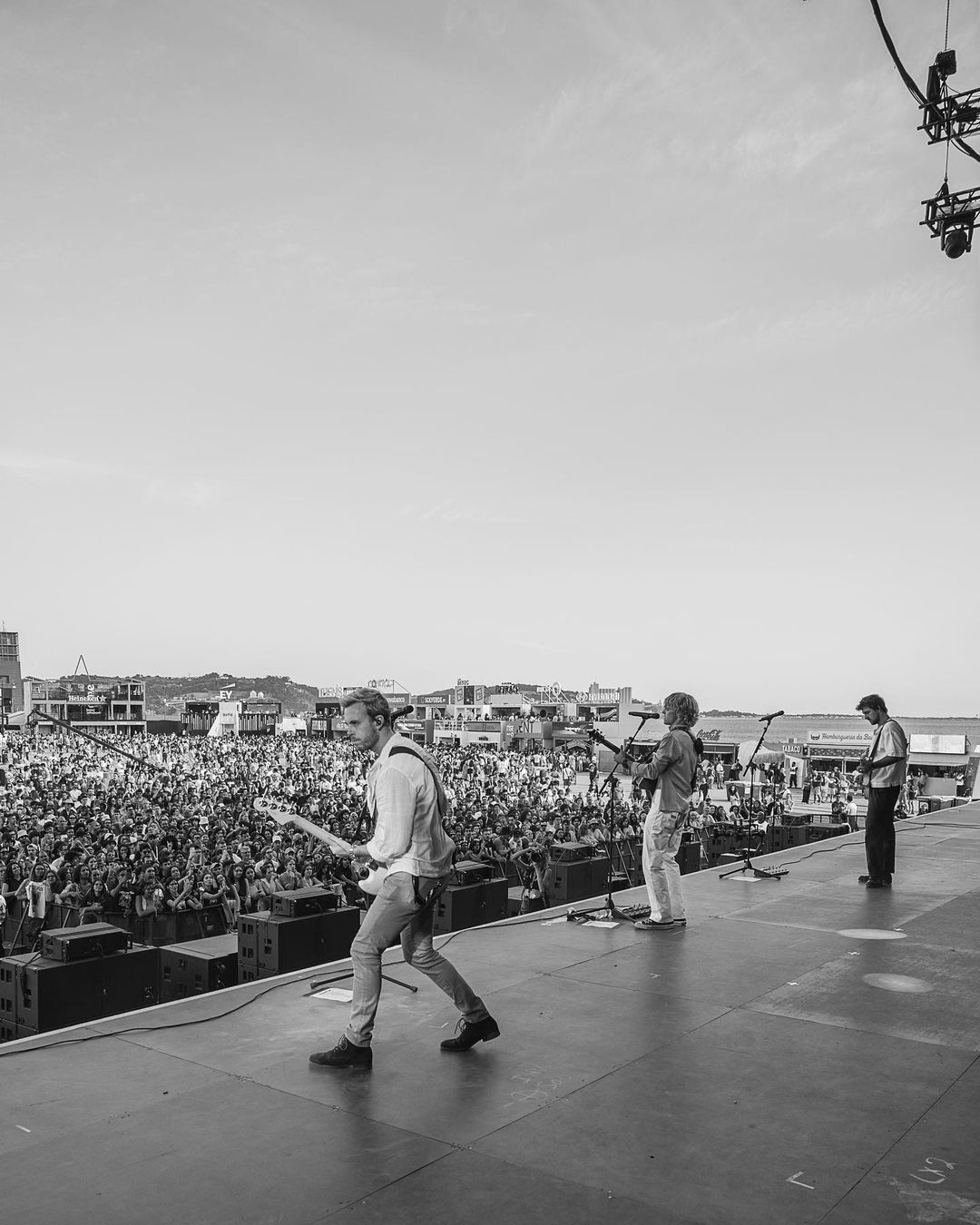 La banda en el escenario en Portugal