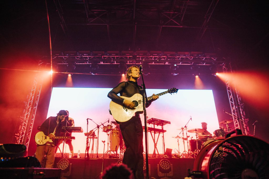 La banda mientras tocaban en el Estadio Obras el 25 de Abril de 2025