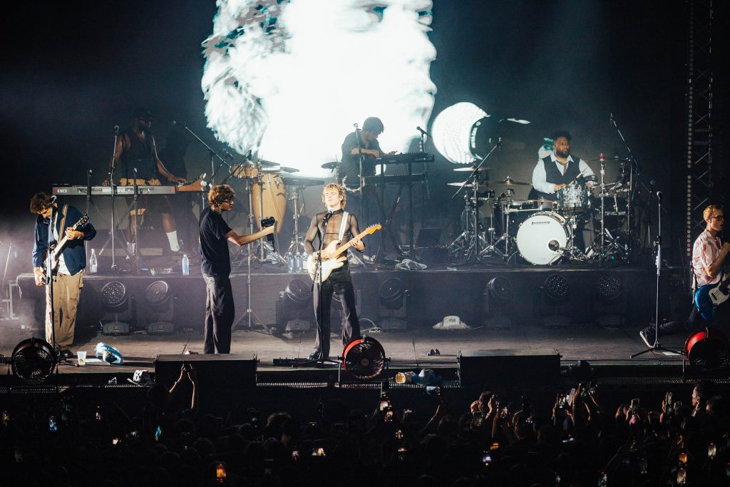 La banda tocando en el estadio Obras el 25 de Abril de 2025
